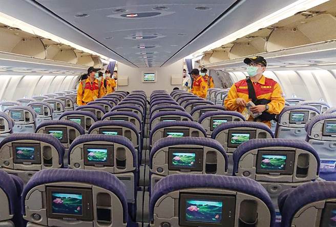 消防署首次演练搜救队搭乘包机出国值勤的假想状况。搜救队员登机后，依序入座。（消防署提供）