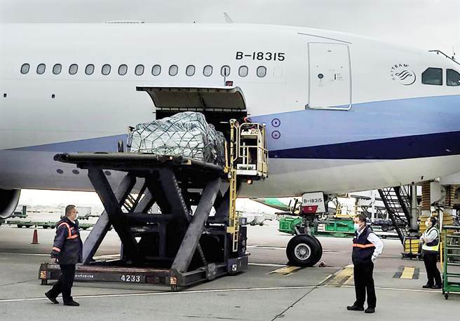 消防署首次演练搜救队搭乘包机出国值勤的假想状况。在机坪上，地勤人员将搜救队装备装载至班机货舱。（消防署提供）