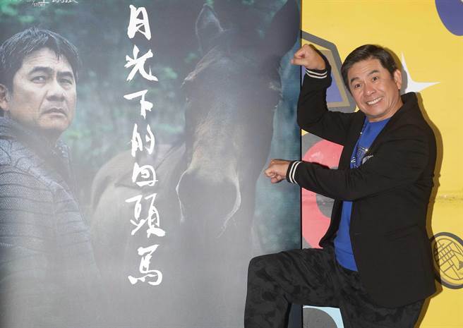 洪都拉斯在人生剧展《月光下的回头马》饰演鲑鱼返乡的台商。（公视提供）