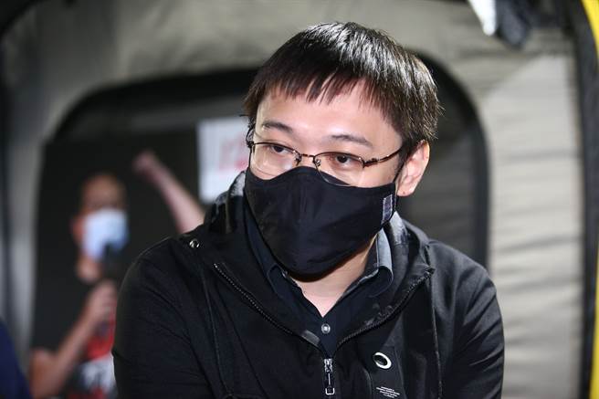 核四公投领衔人黄士修宣布，13日中午12时开始绝食，晚上7时抵达自由广场，绝食到公投结果出来。他表示，他只有躯壳捍卫国家的民主与自由。（邓博仁摄）