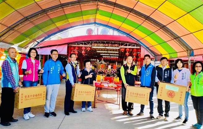 丰原六合福德宫日前举办入火安座暨冬令救济普渡法会，许多地方民代到场参与。图／业者提供