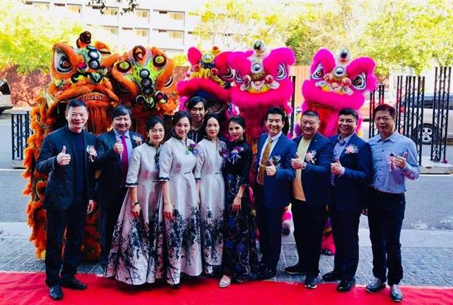 传麒国际董事长刘震华（右四）创立的台中「蓁湘雅苑」日前盛大开幕，眾多茶友同好前来祝贺。图／业者提供