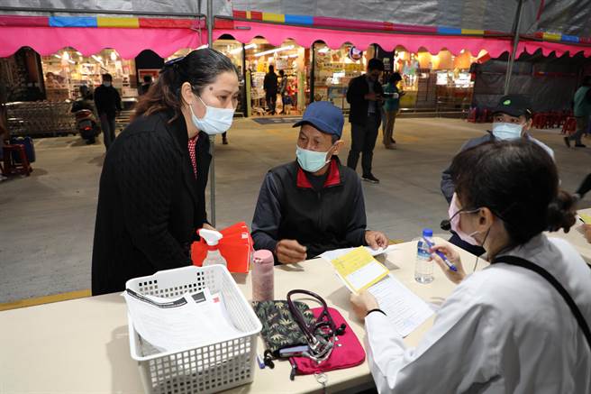 范氏梦（左）号召越南籍友人从各地组团来嘉义县打疫苗，范氏梦还在现场热心担任通译，提醒越南籍朋友们接种疫苗前后的注意事项。（吕妍庭摄）