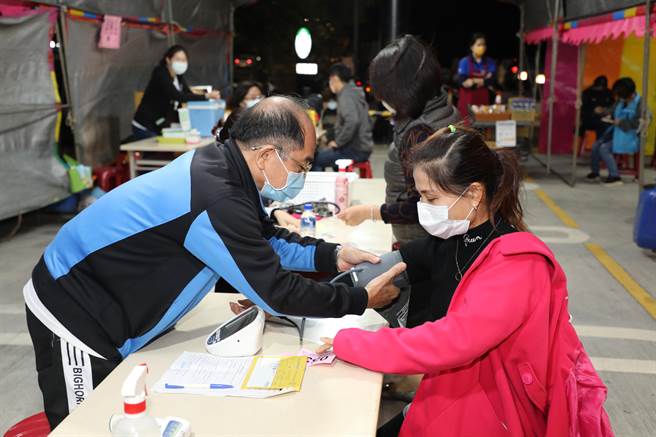 嘉义县推打莫德纳送100元礼劵，今、明两天在全县16处全联门市推打莫德纳送百元礼劵，方便下班购物民眾打疫苗。（吕妍庭摄）