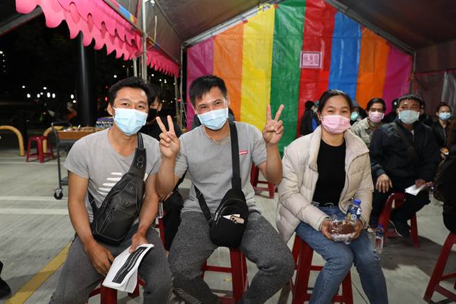 嘉义县推打莫德纳送100元礼劵，今、明两天在全县16处全联门市推打莫德纳送百元礼劵，方便下班购物民眾打疫苗。（吕妍庭摄）