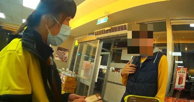 身障男负气离家迷途，热心店员和八德警助返家。(翻摄照片／蔡依珍桃园传真)