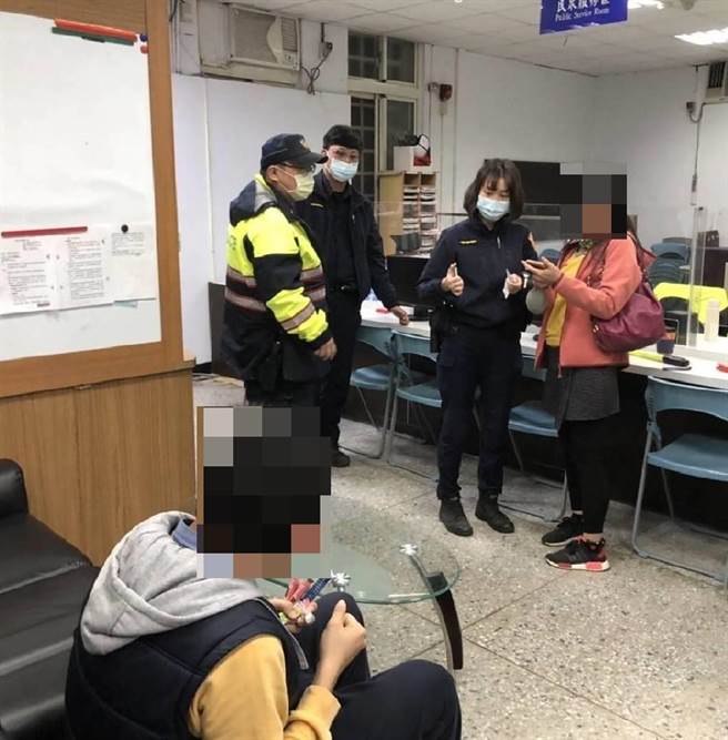 身障男负气离家迷途，热心店员和八德警助返家。(翻摄照片／蔡依珍桃园传真)