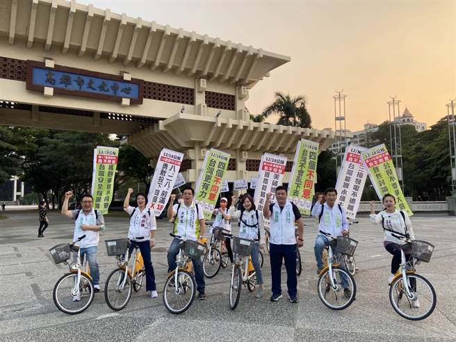 「迈向过半大联盟」13日以骑单车游行宣讲公投四个不同意。（迈向过半大联盟提供）