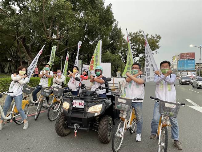 「迈向过半大联盟」13日以骑单车游行宣讲公投四个不同意。（迈向过半大联盟提供）