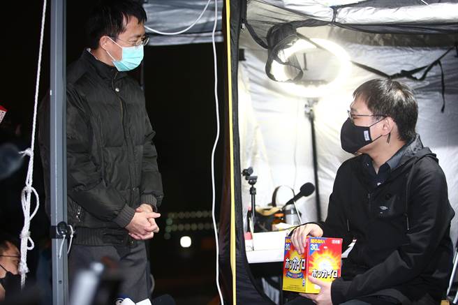 核四公投领衔人黄士修（右）宣布，13日中午12时开始绝食，晚上7时抵达自由广场，绝食到公投结果出来。晚间有支持者特地送上暖暖包。（邓博仁摄）