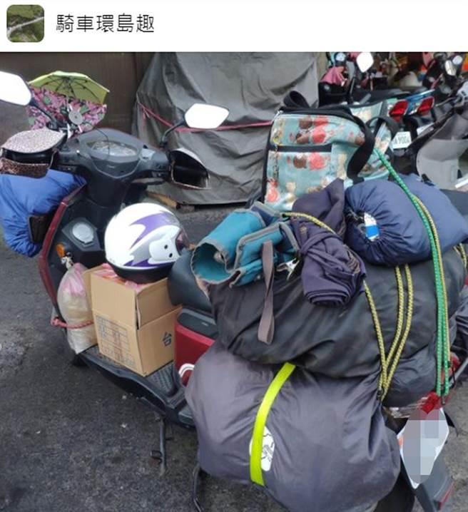 一名网友表示要骑车到福寿山赏枫，但他的机车几乎被行李「掩埋」。（翻摄脸书社团《骑车环岛趣》）