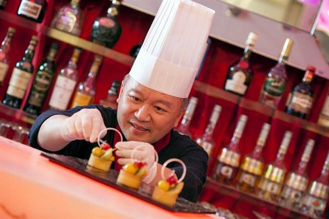 台中福华大饭店觅舍西餐厅，12月24日平安夜至12月25日圣诞节，举办《美食音乐飨宴》，让消费者也可体验「偽出国」的圣诞节氛围。图／台中福华提供