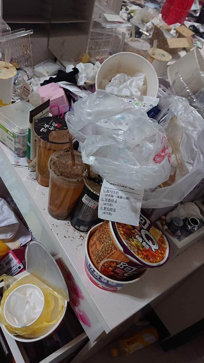 媽媽在臉書社團PO出女兒房間照片，化妝台上都是吃過的泡麵跟飲料杯。（圖／翻攝爆怨公社）