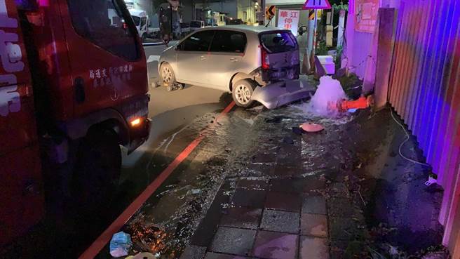 小客车遭拖吊车「甩尾放生」后，车尾撞上消防栓，导致水柱狂喷。（翻摄照片）