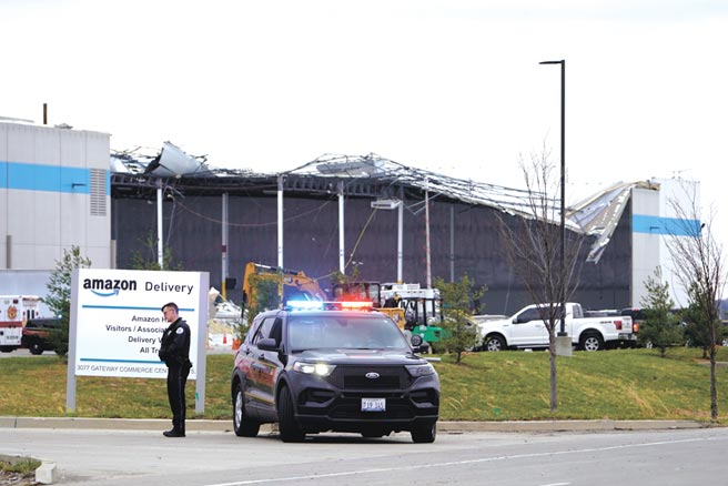 亚马逊仓库屋顶整片遭到龙卷风掀起。图／美联社