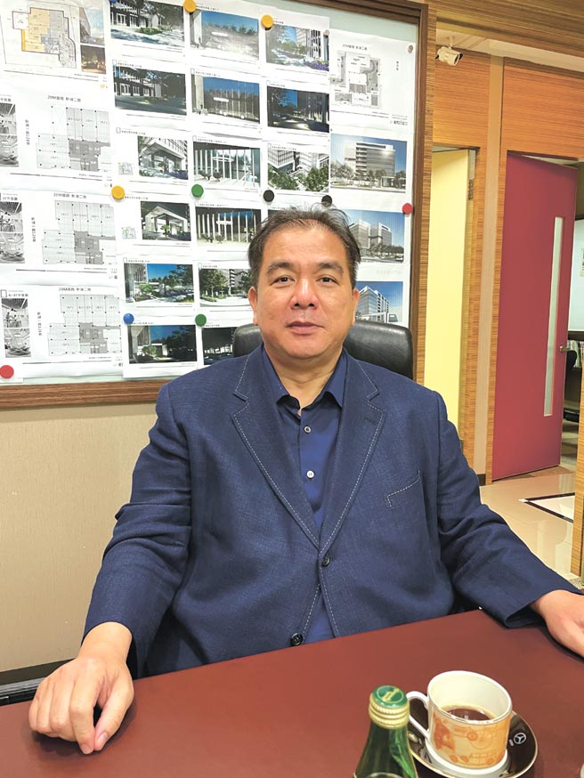 超营实业董事长杨仁钧表示，资金潮带来科技厂办价量衝高，明年还看不到天花板。图／蔡惠芳