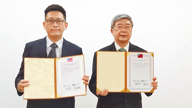 恒水创电公司创办人兼执行长邹飞逯（左）与小水力绿能产业联盟理事长洪正中（右）签署加入小水力联盟。图／黄台中