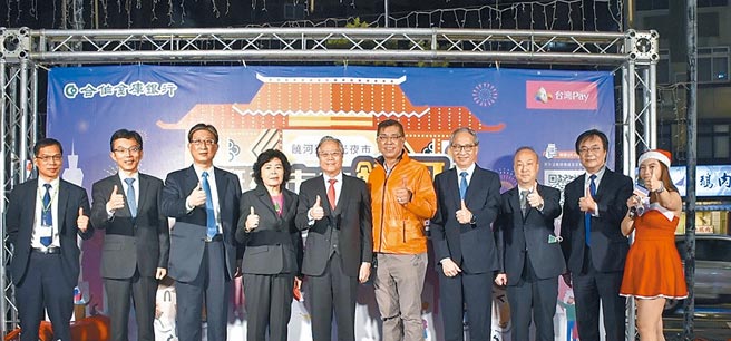 合作金庫銀行董事長雷仲達（中）主持台灣Pay饒河街夜市商圈回饋活動，與饒河街夜市管委會會長郭洪金鳳、慈祐里里長李祖民及合庫銀行高階首長一同合影。圖／合作金庫銀行提供