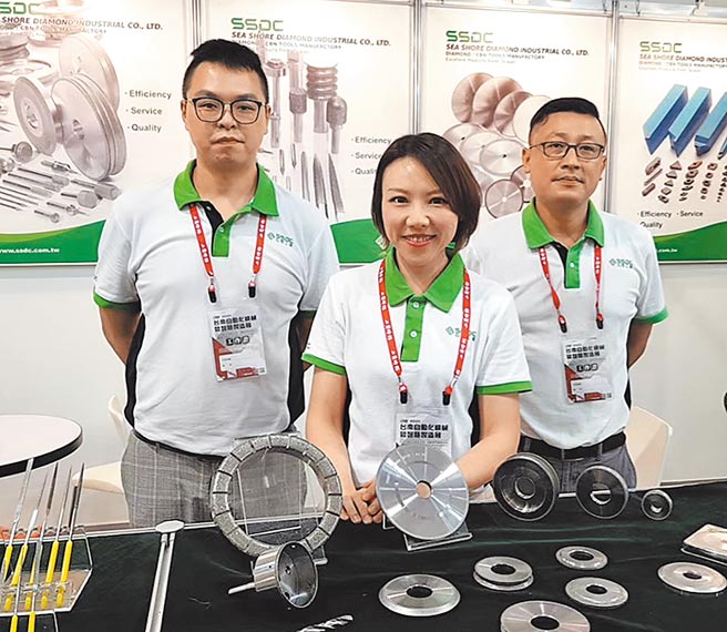 石秀钻石总经理彭孟吟带领团队，将在台北国际模具暨制智慧成型设备展，展出多样客制化「钻石（SD）工具」及「氮化硼（CBN）工具」。图／王妙琴