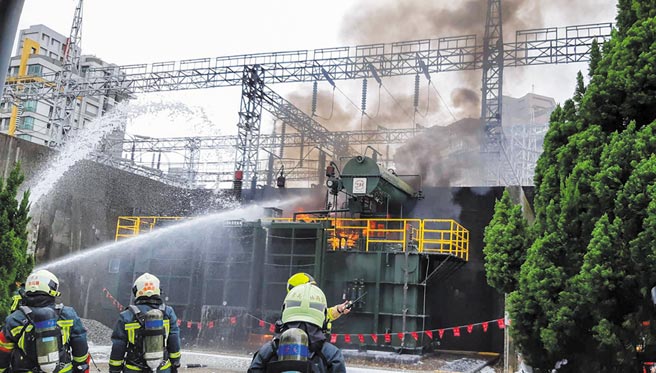台北市万隆变电所12日上午发生火警，冒出浓浓黑烟，数起爆炸声吓坏附近居民，更造成双北30万户大停电。警消前往灭火。（中新社）