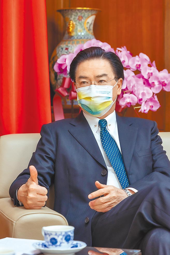 共机频繁扰台，外交部长吴钊燮日前接受外媒专访表示（见图），维持台海现状、避免挑衅是台湾一贯政策，但如果发生衝突，「台湾绝对会全力自我防卫，不会依赖其他国家为台湾而战」。（外交部提供）