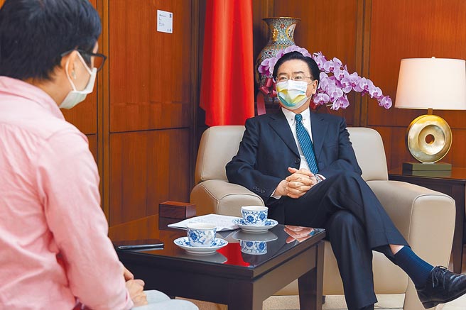 外交部長吳釗燮日前接受英國「獨立報」（The Independent）專訪，就台美關係、台歐關係、兩岸情勢及國際間湧現支持台灣的聲浪等議題深入說明，獨立報已於12月11日刊出專訪內容，廣受各界關注與重視。 （外交部提供）