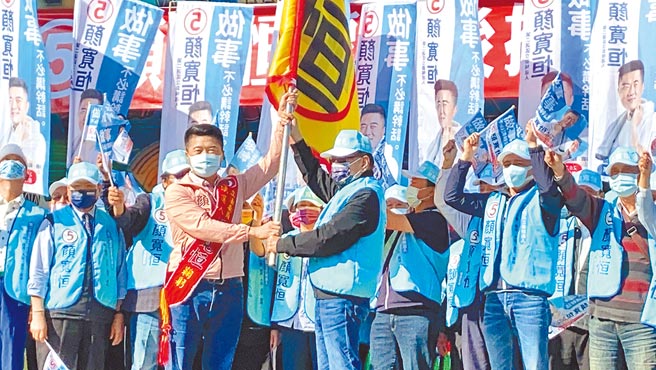 国民党台中市第二选区立委补选候选人顏宽恒（前排左）12日成立龙井后援会，炮火猛烈批蔡英文总统不敢面对过去、轰前台中市长林佳龙治空污不力。（陈淑芬摄）