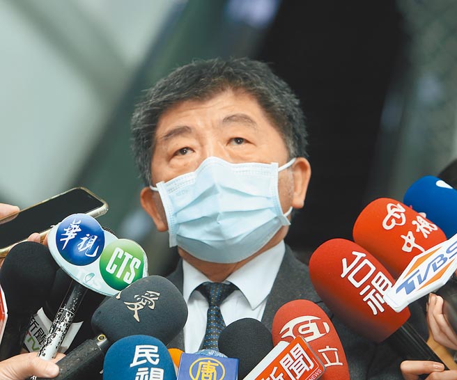 卫福部长陈时中上前总统陈水扁主持的网路节目，被阿扁追问：决定好要选哪个市长了吗？陈时中笑回：等我有空再来想。（陈怡诚摄）