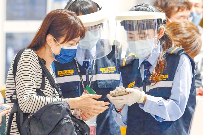 本土疫情趨緩35天後再度出現1名中研院前研究助理確診，引發全台擔心疫情再起。圖為桃園機場入境旅客。（非新聞當事人）（陳麒全攝）