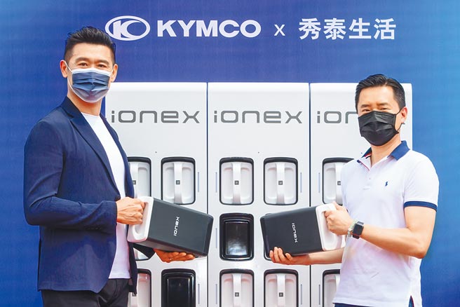 除加速建置换电站、接触同业，光阳推出第三代电动机车Ionex 3.0的进度也在加快。图为9月底光阳董事长柯胜峯（左）与秀泰集团总经理廖伟铭共同宣告第500座Ionex 3.0换电站在台中秀泰站前店正式开通启用。（光阳提供）