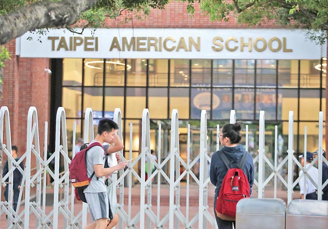 美国学校13日暂停上课1天，据了解是因学生社团群组有人贴出要「开枪扫射学校」言论，校方立即停课并报案。图为下课时分，学生结伴离开校区，非新闻当事人。（本报资料照片）