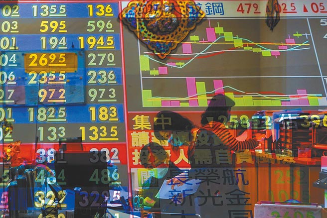 專家認為，明年美股、科技股仍是市場主流，建議配置可以多達3成，台股平均報酬率也有4％水準，包含大中華區或亞股的配置，累計配置以2成為宜。（本報資料照片）