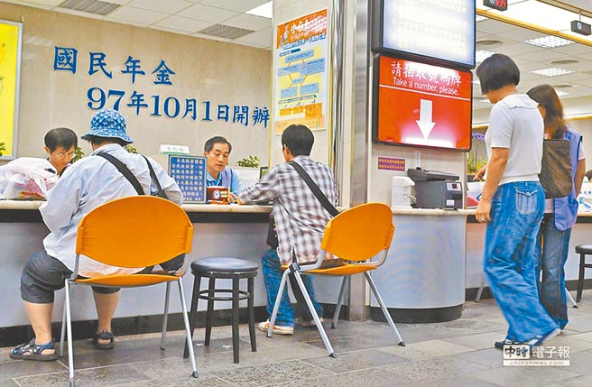 国民年金分期缴纳以1个月为1期，最多以40期为限，各期应缴纳金额除最后1期外，原则上不得低于1000元。（本报资料照片）