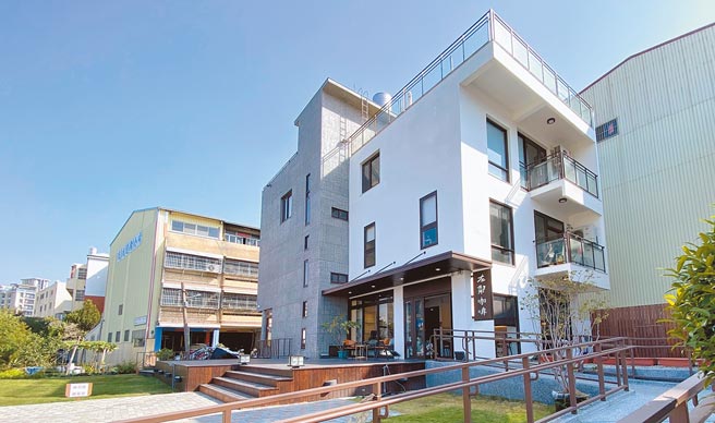 彰化县员林市圆林园附近的左邻咖啡日照中心，由老旧透天厝改造而成，外观就像充满文青风格的咖啡馆。（本报资料照片）