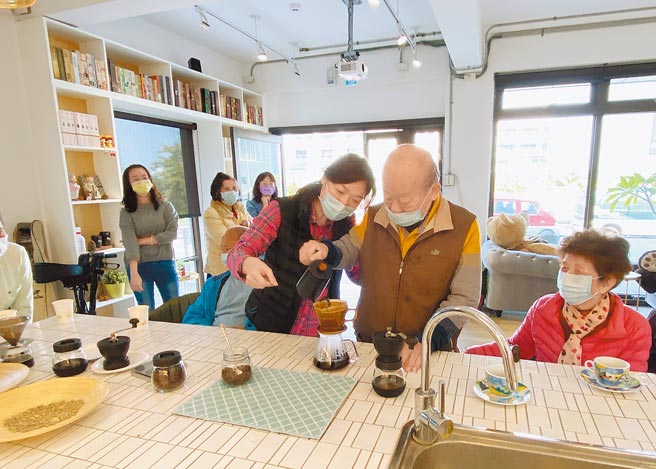 左邻是第一家主题式的日照中心，要让来这里的长辈们，有系统性地学习磨豆子、冲咖啡，还有许多艺术及体适能课程。（本报资料照片）
