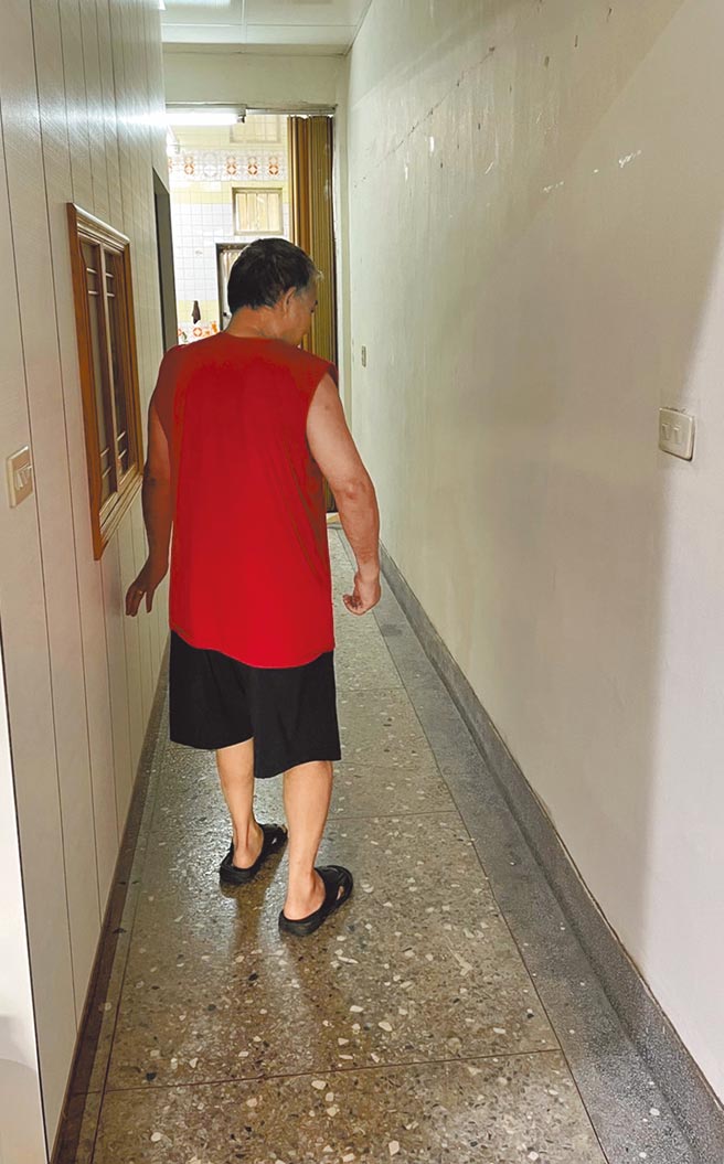 69岁江姓老翁今年4月人在北部时突然脑中风倒下昏迷，初期被医院评估为中重度失能，转回彰化入住医院、护理之家后逐渐清醒，在彰化长照中心协助下，决定出院返家居家照护，8月中即可藉助行器辅助缓慢行走，如今行走时连四脚拐杖都免了，康復状况连家人都感到欣喜。（谢琼云摄）