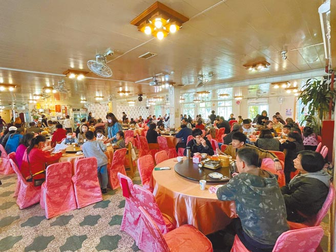 国旅爆发，餐厅假日人潮座无虚席，不少业者加派工读生支援人力。（吕筱蝉摄）