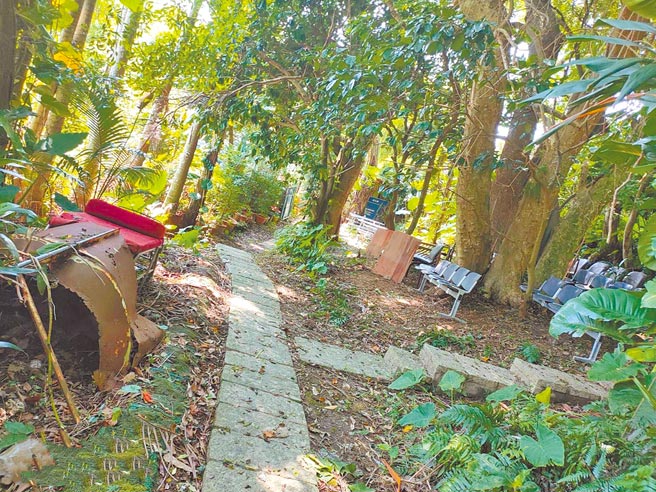 台北市貓空半山腰一處農地，長期遭人丟棄裝潢廢棄料，往來民眾見狀都覺得相當離譜。（民眾提供／游念育台北傳真）