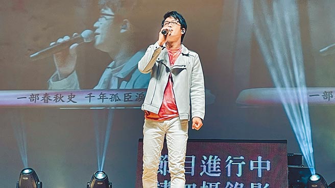 「让奉献成为一种荣耀」公益演唱会12日在三重综合体育馆演艺厅登场，木工歌手陈思玮演唱「我是一只小小鸟」等知名歌曲。（戴上容摄）