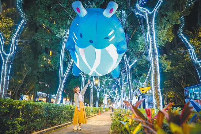 新北市政府与台北大学在三峡北大特区学勤路樟树大道，搭建200公尺长灯廊，沿途布置许多大型发光气偶，现场宛如绘本故事场景。（蔡雯如摄）
