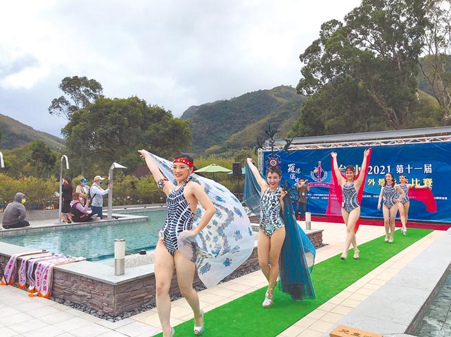 第11届台湾小姐外景泳装比赛在桃园市復兴区罗浮温泉举办，佳丽们也宣传原乡观光。（吕筱蝉摄）