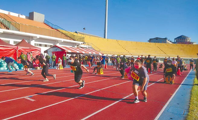 台中市政府环保局举办清洁队临时人员徵选，应考人在「资源回收分类技能」与「体能测试」等项目，卯足全力。（台中市环保局提供／陈淑芬台中传真）