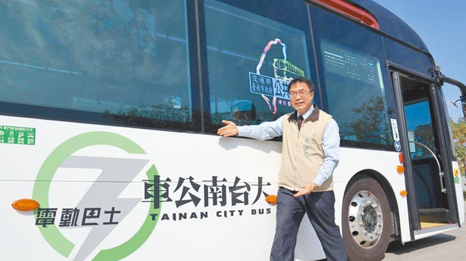 台南市长黄伟哲称讚新的电动公车车辆新颖，且加上绿能闪电logo，能让民眾方便辨别搭乘。（张毓翎摄）