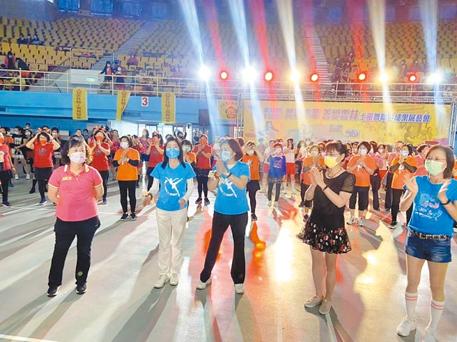 雲林縣土風舞協會「千人土風舞」場面壯觀，創會理事長張麗善（前中）帶頭起舞紓緩身心。（雲林縣政府提供／張朝欣雲林傳真）