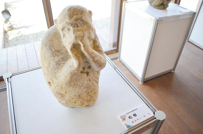 「2021嘉義市石猴雕刻徵件競賽」12日在實驗木場廣場舉行頒獎典禮，退休的聯結車司機羅嘉昇以石雕《哈囉》拿下冠軍。（張亦惠攝）