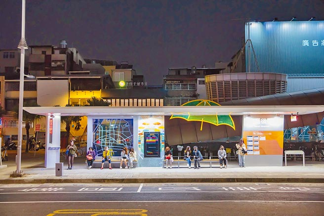高雄捷运后驿站公车候车亭换装启用，勾勒出都市特有的时尚感，夜间利用投光灯、地底崁灯及屋顶流线型的灯带，营造视觉美感。（高市交通局提供／石秀华高雄传真）