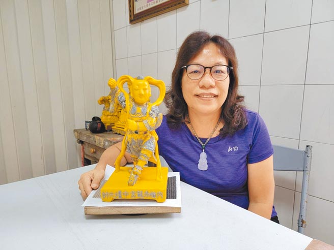 漆线雕女师杨琇文日前协助鼓山区内惟赤龙宫虫蛀神像翻新，现透过文化部补助计画系统性开班授课。（袁庭尧摄）