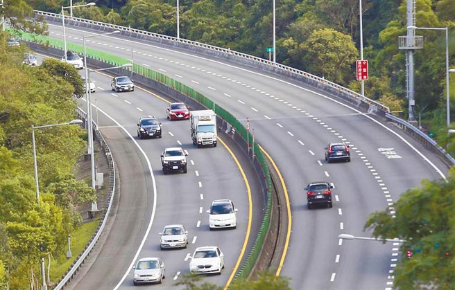 胡姓女子去年8月驾驶自小客车沿国道一号南下行经台南路段时，短短22分钟违规12次，遭开12张罚单，法官勘验检举画面，认为有6张罚单不符连续举发规定，判处撤销6张罚单。图为国道照片，非新闻事件画面。（本报资料照片）