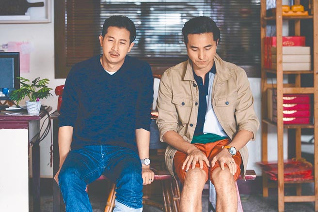 邱凯伟（左）和王少伟戏里互斗，戏外则是同年月日生日的好兄弟。（华视提供）