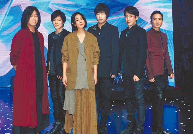 五月天與劉若英（左三）日前合體演出帶來回憶殺。（相信音樂提供）